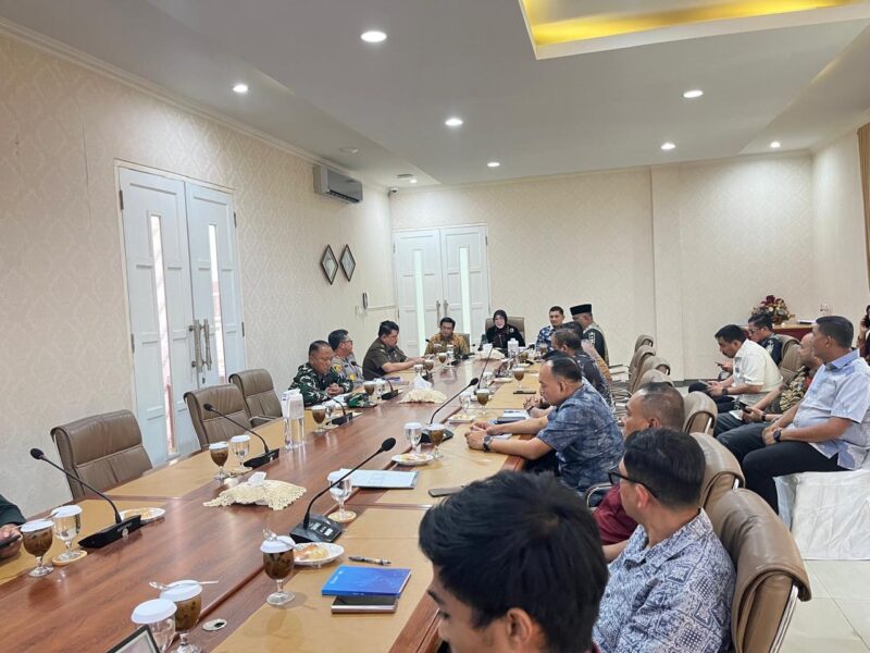 Wali Kota Banda Aceh Illiza Sa’aduddin Djamal bersama unsur Forkopimda membahas kesiapan pengamanan, pelayanan publik, dan antisipasi berbagai persoalan di Banda Aceh, Kamis (1/10/2026). Foto: Dok. Diskominfo Kota Banda Aceh