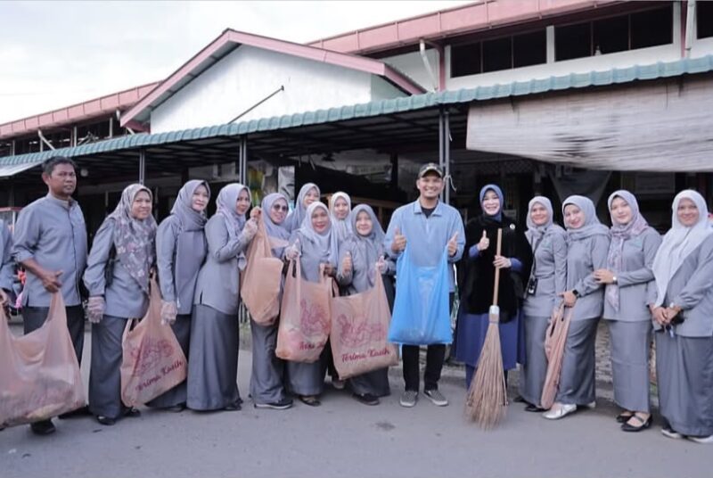 Wali Kota Banda Aceh Illiza Sa’aduddin Djamal bersama jajaran Pemko dan unsur Forkopimda foto bersama usai melaksanakan gotong royong di kawasan Pasar Al-Mahirah untuk mendukung Gerakan Indonesia ASRI, Jumat (2/10/2026). Foto: Dok. Diskominfo Kota Banda Aceh