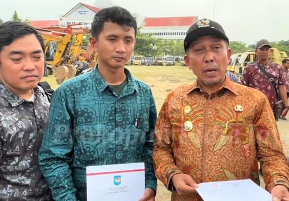 Bupati Pidie Jaya Tgk. H. Syibral Malasyi. MA. S. Sos. ME ( Baju Batik coklat) menerima sejumlah 66 unit alat berat dan 44 unit dum truk dari hasil usulan ke pemerintah pusat untuk percepatan pemulihan pascabencana. Halaman gedung MTQ. Komplek perkantoran Cot trieng. Foto:Dok/ Muhammad Rissan 