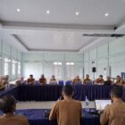 Suasana rapat koordinasi DPMPKB Kabupaten Aceh Jaya bersama para camat, kepala seksi, dan operator kecamatan terkait penguatan kewenangan kecamatan dalam pengelolaan keuangan gampong berbasis digital, yang berlangsung di Aula DPMPKB Aceh Jaya, Selasa (13/10/2026). Foto: Dok. DPMPKB.