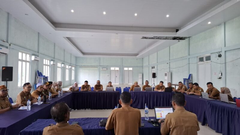 Suasana rapat koordinasi DPMPKB Kabupaten Aceh Jaya bersama para camat, kepala seksi, dan operator kecamatan terkait penguatan kewenangan kecamatan dalam pengelolaan keuangan gampong berbasis digital, yang berlangsung di Aula DPMPKB Aceh Jaya, Selasa (13/10/2026). Foto: Dok. DPMPKB.