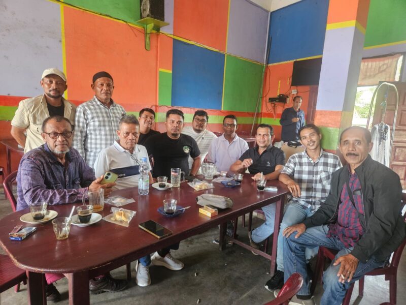 Calon Ketua PWI Aceh, Sayuti Achmad, foto bersama wartawan anggota PWI saat kunjungan silaturahmi ke wilayah Barsela. Foto: Dok. Istimewa 