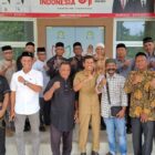 Para Imum Mukim dan Pj Imum Mukim se-Kabupaten Aceh Jaya bersama jajaran DPMPKB usai mengikuti rapat koordinasi terkait penataan aset dan persiapan pemekaran wilayah mukim, Selasa (6/10/2026). Foto: Dok. DPMPKB Aceh Jaya