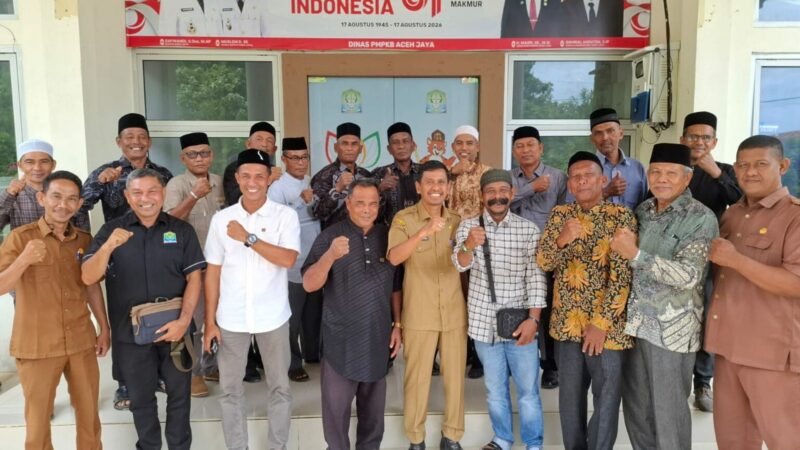 Para Imum Mukim dan Pj Imum Mukim se-Kabupaten Aceh Jaya bersama jajaran DPMPKB usai mengikuti rapat koordinasi terkait penataan aset dan persiapan pemekaran wilayah mukim, Selasa (6/10/2026). Foto: Dok. DPMPKB Aceh Jaya