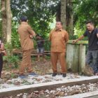 Kadisdikbud Aceh Jaya Juanda bersama jajaran meninjau kondisi Situs Makam Sabee Op di Desa Panggong, Kecamatan Krueng Sabee, Selasa (6/10/2026). Foto: Dok. Disdikbud Aceh Jaya