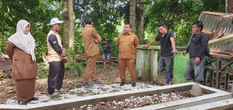 Kadisdikbud Aceh Jaya Juanda bersama jajaran meninjau kondisi Situs Makam Sabee Op di Desa Panggong, Kecamatan Krueng Sabee, Selasa (6/10/2026). Foto: Dok. Disdikbud Aceh Jaya