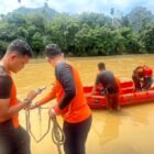 Tim pencarian menggunakan perahu karet saat menyisir Sungai Desa Sabet, Kecamatan Jaya, Aceh Jaya, untuk mencari Ibrahim (57) yang dilaporkan terseret arus. Senin (19/10/2026). Foto: Dok. BPBK Aceh Jaya