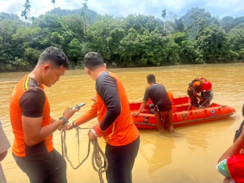 Tim pencarian menggunakan perahu karet saat menyisir Sungai Desa Sabet, Kecamatan Jaya, Aceh Jaya, untuk mencari Ibrahim (57) yang dilaporkan terseret arus. Senin (19/10/2026). Foto: Dok. BPBK Aceh Jaya