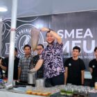 Wakil Bupati Aceh Barat Said Fadheil mengikuti prosesi peresmian Smea Premium Kupi Meulaboh bersama pengelola dan sejumlah tamu undangan, Sabtu (3/10/2026). Foto: Dok. Istimewa 
