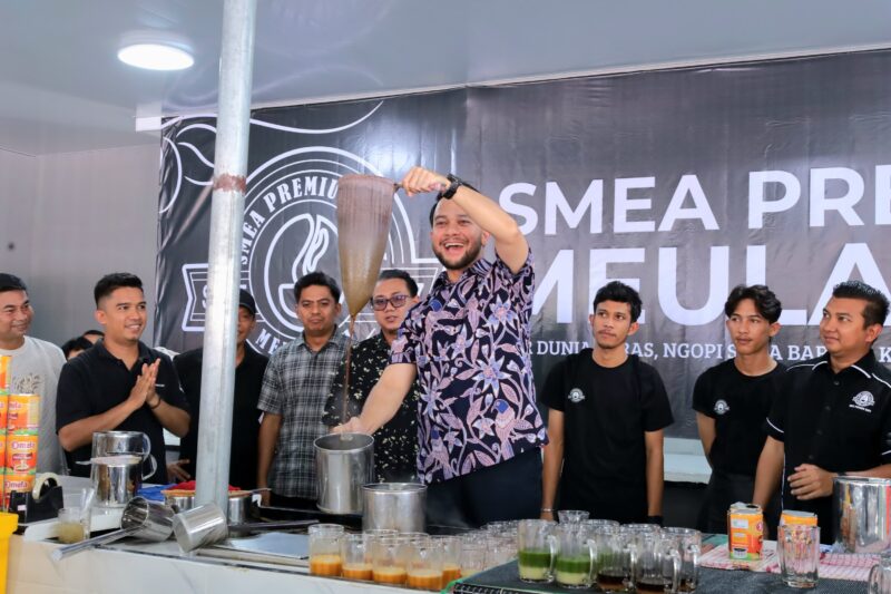 Wakil Bupati Aceh Barat Said Fadheil mengikuti prosesi peresmian Smea Premium Kupi Meulaboh bersama pengelola dan sejumlah tamu undangan, Sabtu (3/10/2026). Foto: Dok. Istimewa 