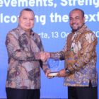Direktur Utama Bank Aceh, Fadhil Ilyas, menerima penghargaan dari International Labour Organization (ILO) dalam kegiatan penutupan PROMISE II IMPACT Fase II dan peluncuran PROMISE IMPACT Fase III di Jakarta, Selasa (13/10/2026). Foto: Dok. Istimewa