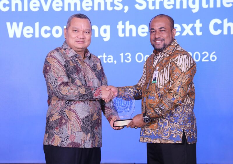 Direktur Utama Bank Aceh, Fadhil Ilyas, menerima penghargaan dari International Labour Organization (ILO) dalam kegiatan penutupan PROMISE II IMPACT Fase II dan peluncuran PROMISE IMPACT Fase III di Jakarta, Selasa (13/10/2026). Foto: Dok. Istimewa 
