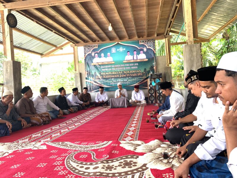 Ketua Tanfidziyah PCNU Aceh Jaya, Abiya H. Afifuddin Ibrahim, S.Sos., dan jajaran pengurus mengikuti kegiatan silaturahmi dan konsolidasi PCNU Aceh Jaya bersama MWCNU dan PRNU di Balai Pengajian Abi Ibrahim Pajar dalam rangka menyambut Hari Santri Nasional 2026.Rabu (21/10/2026). Foto: Dok. Istimewa