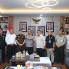 Kapolda Aceh Irjen Pol. Ruddi Setiawan menerima kunjungan silaturahmi Tim Kejaksaan Agung RI di Mapolda Aceh, Banda Aceh, Kamis (1/10/2026). Foto: Dok. Istimewa 