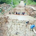 Personel Kodim 0117/Aceh Tamiang bersama masyarakat merakit besi dan menyiapkan material untuk pembangunan jembatan beton di Desa Sulum, Kecamatan Sekerak, Kamis (9/10/2026). Foto: Dok. Istimewa 