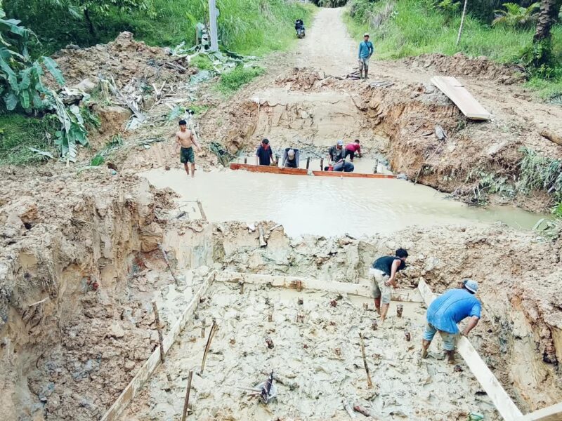 Personel Kodim 0117/Aceh Tamiang bersama masyarakat merakit besi dan menyiapkan material untuk pembangunan jembatan beton di Desa Sulum, Kecamatan Sekerak, Kamis (9/10/2026). Foto: Dok. Istimewa 