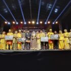 Bupati Bireuen H. Mukhlis, S.T., menyerahkan hadiah kepada para pemenang perlombaan pada malam puncak HUT ke-27 Kabupaten Bireuen, Sabtu (10/10/2026). Foto: Dok. Istimewa