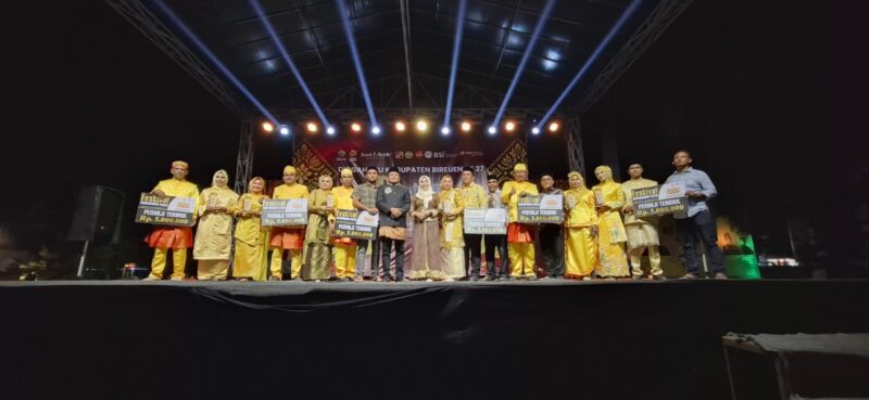 Bupati Bireuen H. Mukhlis, S.T., menyerahkan hadiah kepada para pemenang perlombaan pada malam puncak HUT ke-27 Kabupaten Bireuen, Sabtu (10/10/2026). Foto: Dok. Istimewa 
