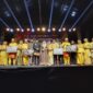 Bupati Bireuen H. Mukhlis, S.T., menyerahkan hadiah kepada para pemenang perlombaan pada malam puncak HUT ke-27 Kabupaten Bireuen, Sabtu (10/10/2026). Foto: Dok. Istimewa 
