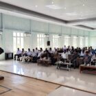 Asisten I Setda Aceh Jaya Asy’ari, SE., M.Si., membuka Bimtek dan Seleksi Dewan Hakim STQH Kabupaten Aceh Jaya Tahun 2026 di Aula DPMPKB Aceh Jaya, Rabu (7/10/2026). Foto: Dok. Pemkab Aceh Jaya