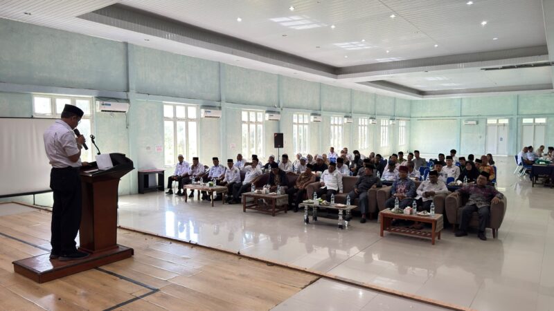 Asisten I Setda Aceh Jaya Asy’ari, SE., M.Si., membuka Bimtek dan Seleksi Dewan Hakim STQH Kabupaten Aceh Jaya Tahun 2026 di Aula DPMPKB Aceh Jaya, Rabu (7/10/2026). Foto: Dok. Pemkab Aceh Jaya