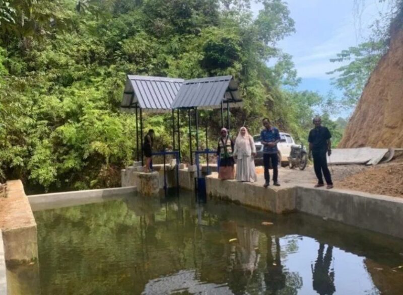 Kepala Dinas Pertanian Aceh Jaya, Dailami,meninjau pembangunan bangunan konservasi air untuk kelompok tani Pinto Angen di Alue Tho, Kecamatan Krueng Sabee, Aceh Jaya. Foto: Dok. Istimewa