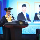 Rektor USK Prof. Mirza Tabrani, S.E., M.B.A., D.B.A., menyampaikan orasi ilmiah pada peringatan Milad ke-65 USK di Gedung AAC Dayan Dawood, Banda Aceh, Senin (12/10/2026). Foto: Dok. Humas USK