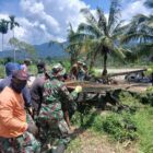 Babinsa Kodim 0108/Aceh Tenggara bersama pekerja menyiapkan material konstruksi untuk pembangunan Jembatan Gantung Perintis di Desa Deleng Damar, Kamis (15/10/2026). Foto: Dok. Istimewa 