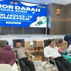 Personel dan peserta mengikuti kegiatan donor darah yang diselenggarakan Bidhumas Polda Aceh dalam rangka HUT ke-75 Humas Polri, Selasa (20/10/2026). Foto: Dok. Istimewa