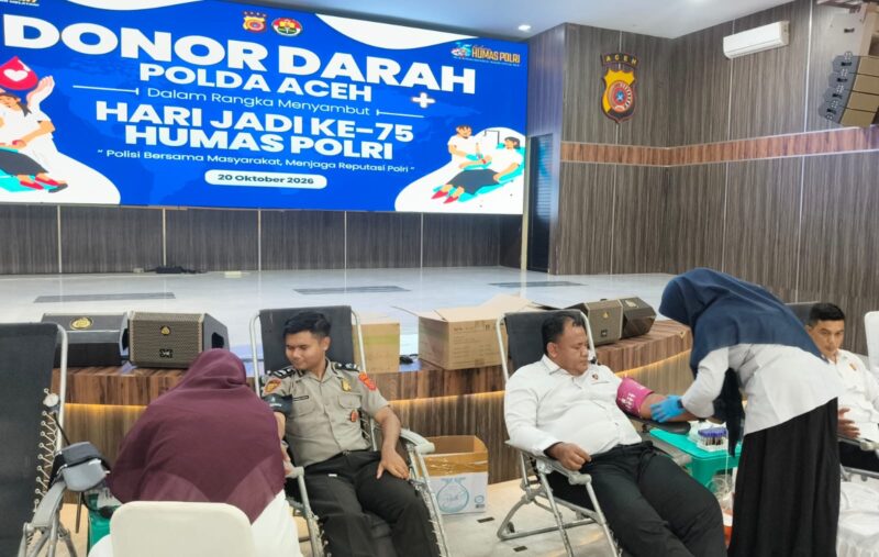 Personel dan peserta mengikuti kegiatan donor darah yang diselenggarakan Bidhumas Polda Aceh dalam rangka HUT ke-75 Humas Polri, Selasa (20/10/2026). Foto: Dok. Istimewa 