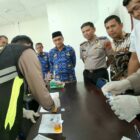 Kapolres Aceh Jaya AKBP Zulfa Renaldo bersama Camat Setia Bakti Teuku Arif Alfian dan Kepala DPMPKB Aceh Jaya Dahrial Saputra, Kasat Narkoba Polres Aceh Jaya AKP Syafrizal, S.H. menyaksikan proses pemeriksaan sampel urine terhadap keuchik di Kecamatan Setia Bakti, Kamis (29/10/2026). Foto: Dok. DPMPKB Aceh Jaya.