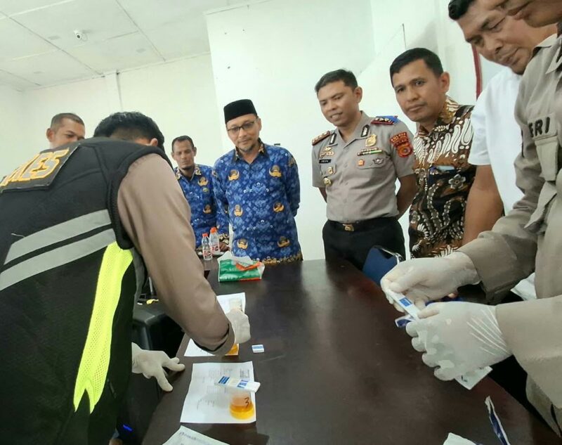 Kapolres Aceh Jaya AKBP Zulfa Renaldo bersama Camat Setia Bakti Teuku Arif Alfian dan Kepala DPMPKB Aceh Jaya Dahrial Saputra, Kasat Narkoba Polres Aceh Jaya AKP Syafrizal, S.H. menyaksikan proses pemeriksaan sampel urine terhadap keuchik di Kecamatan Setia Bakti, Kamis (29/10/2026). Foto: Dok. DPMPKB Aceh Jaya.