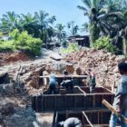 Personel Kodim 0117/Aceh Tamiang melaksanakan pembongkaran papan mal pada bagian abutmen dalam pembangunan jembatan beton di Desa Sulum, Kecamatan Sekerak, Rabu (14/10/2026). Foto: Dok. Istimewa
