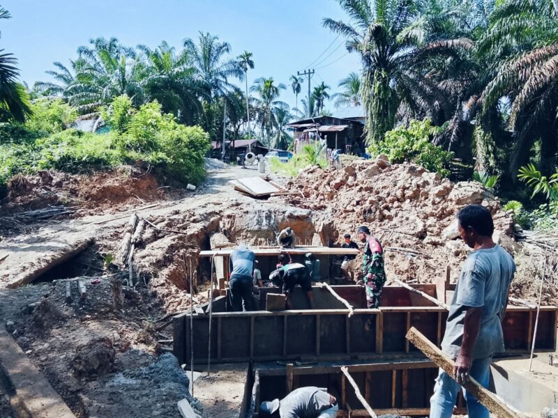 Personel Kodim 0117/Aceh Tamiang melaksanakan pembongkaran papan mal pada bagian abutmen dalam pembangunan jembatan beton di Desa Sulum, Kecamatan Sekerak, Rabu (14/10/2026). Foto: Dok. Istimewa 
