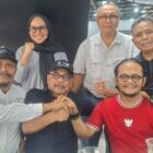 Tim Pemenangan Nasir Nurdin foto bersama dengan Ketua SPS Aceh, Mukhtaruddin Usman; Ketua Asosiasi Media Siber Indonesia (AMSI) Aceh, Aryos Nivada dan Ketua Forum Pimred Multimedia Indonesia-Aceh,
Muhammad Saleh seusai konferensi pers di Posko Pemenangan, REX Premium Peunayong, Banda Aceh, Sabtu (17/10/2026). Foto: Dok. Istimewa