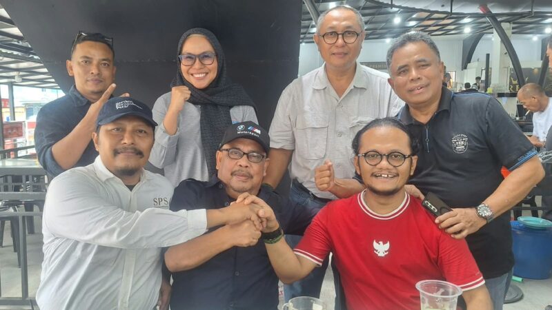 Tim Pemenangan Nasir Nurdin foto bersama dengan Ketua SPS Aceh, Mukhtaruddin Usman; Ketua Asosiasi Media Siber Indonesia (AMSI) Aceh, Aryos Nivada dan Ketua Forum Pimred Multimedia Indonesia-Aceh,
Muhammad Saleh seusai konferensi pers di Posko Pemenangan, REX Premium Peunayong, Banda Aceh, Sabtu (17/10/2026). Foto: Dok. Istimewa 