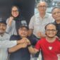 Tim Pemenangan Nasir Nurdin foto bersama dengan Ketua SPS Aceh, Mukhtaruddin Usman; Ketua Asosiasi Media Siber Indonesia (AMSI) Aceh, Aryos Nivada dan Ketua Forum Pimred Multimedia Indonesia-Aceh,
Muhammad Saleh seusai konferensi pers di Posko Pemenangan, REX Premium Peunayong, Banda Aceh, Sabtu (17/10/2026). Foto: Dok. Istimewa 