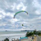 Atlet paralayang melakukan uji coba terbang di kawasan Gunung Ketapang, Kecamatan Krueng Sabee, Aceh Jaya, Sabtu (3/10/2026). Foto: Dok. Istimewa