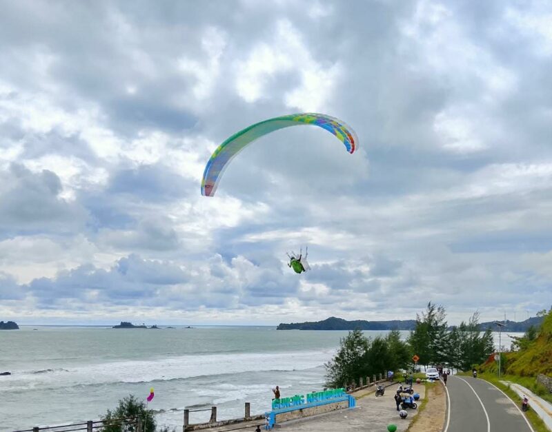 Atlet paralayang melakukan uji coba terbang di kawasan Gunung Ketapang, Kecamatan Krueng Sabee, Aceh Jaya, Sabtu (3/10/2026). Foto: Dok. Istimewa