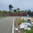 Tumpukan sampah terlihat di pinggir jalan kawasan wisata Puncak Gunung Keutapang, Calang, Aceh Jaya, beberapa waktu lalu. Foto: Dok. Istimewa