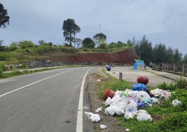 Tumpukan sampah terlihat di pinggir jalan kawasan wisata Puncak Gunung Keutapang, Calang, Aceh Jaya, beberapa waktu lalu. Foto: Dok. Istimewa
